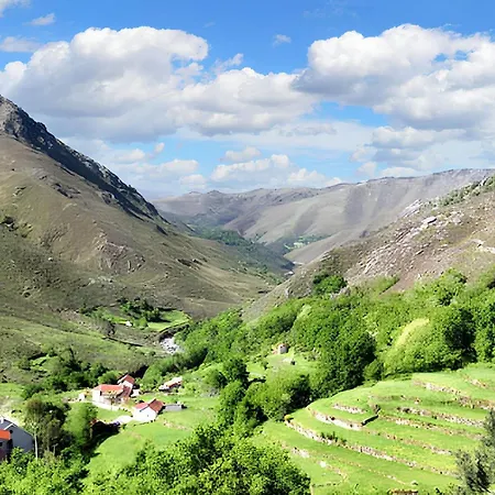 Дом отдыха Charming House In With Terrace And Parking