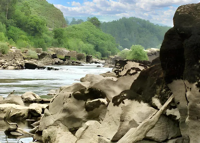 Charming House In With Terrace And Parking Riba de Mouro